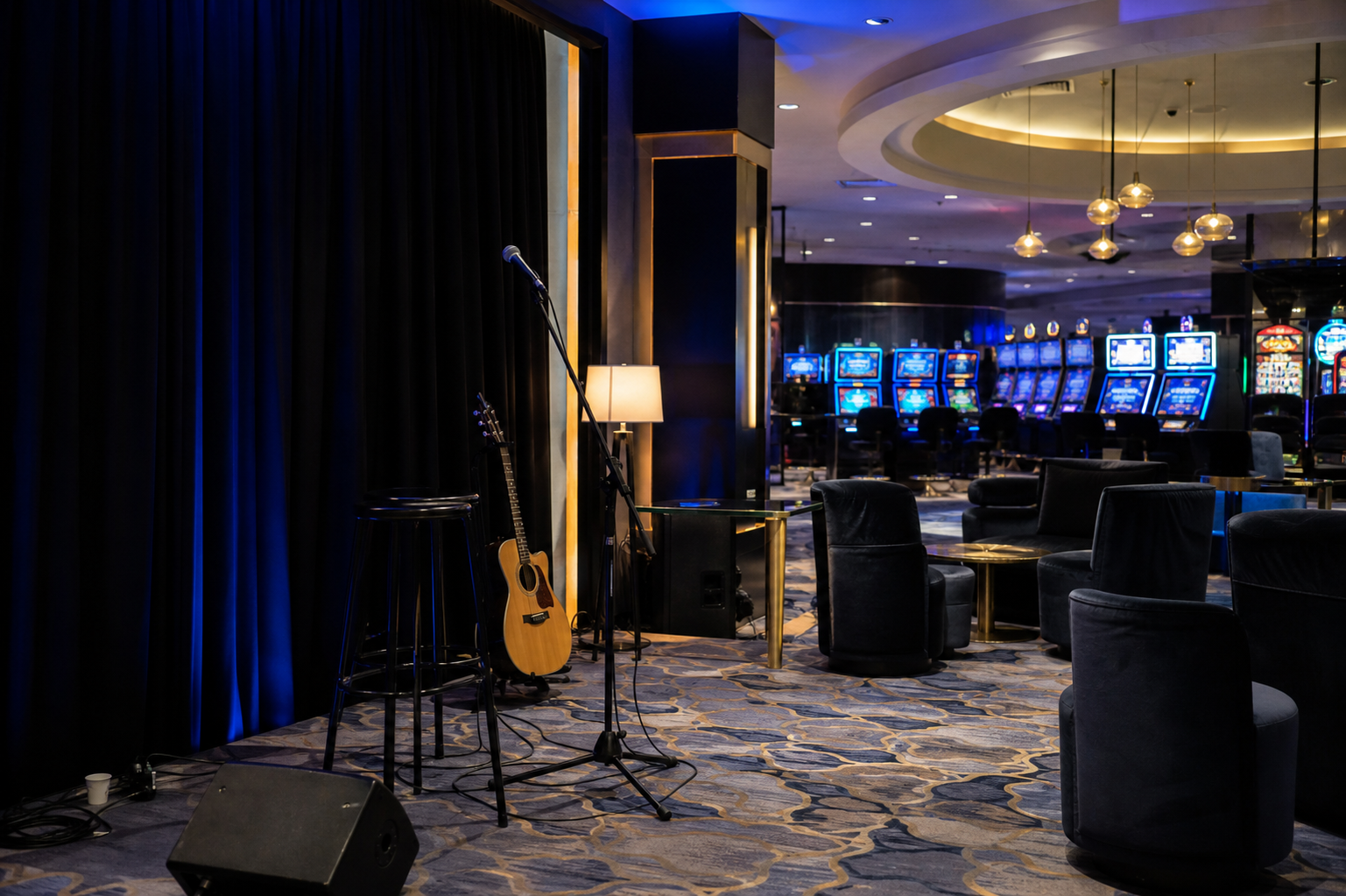 Przygotowana scena muzyczna w lounge salonu gier