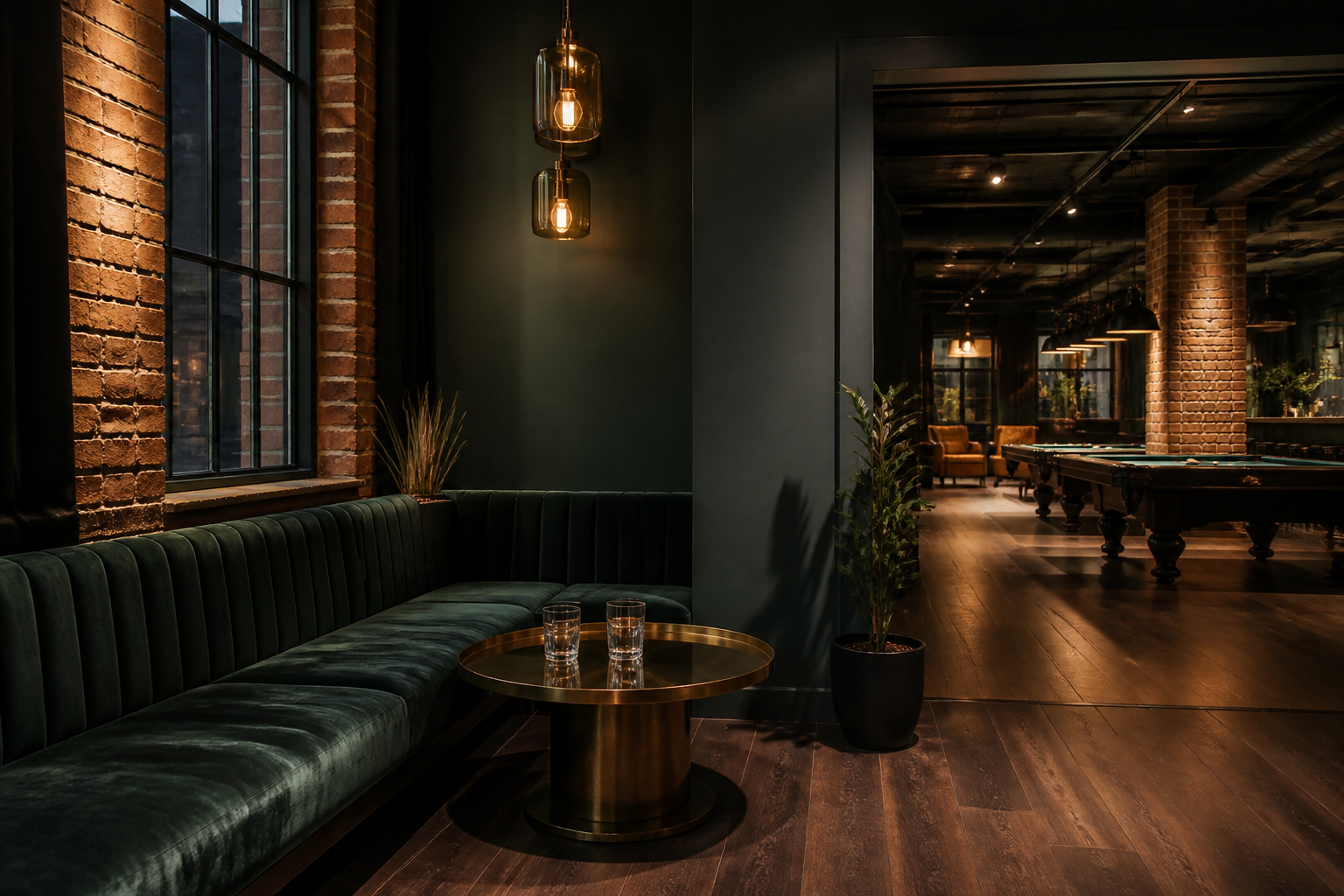 Ciepło oświetlony loftowy lounge z kanapami